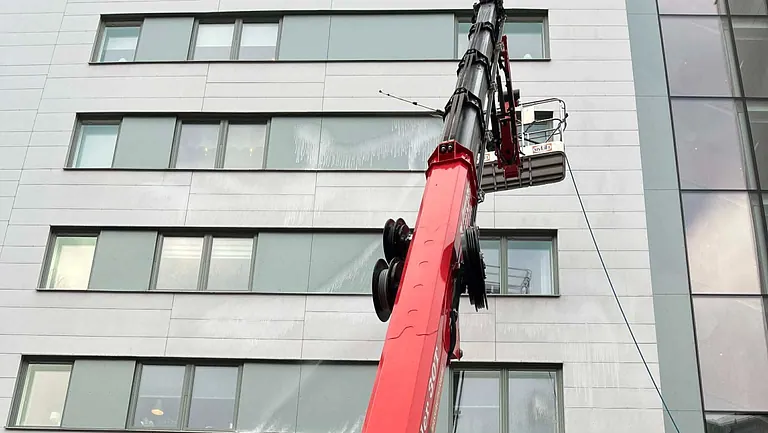 husfasad på fastighet tvättas