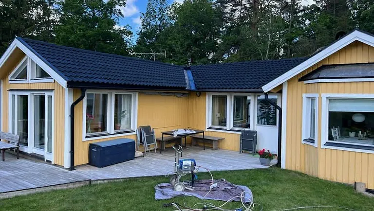 Tvättare förbereder tvätt av husets fasad och tak