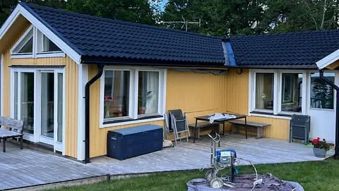 gult litet hus på bilden