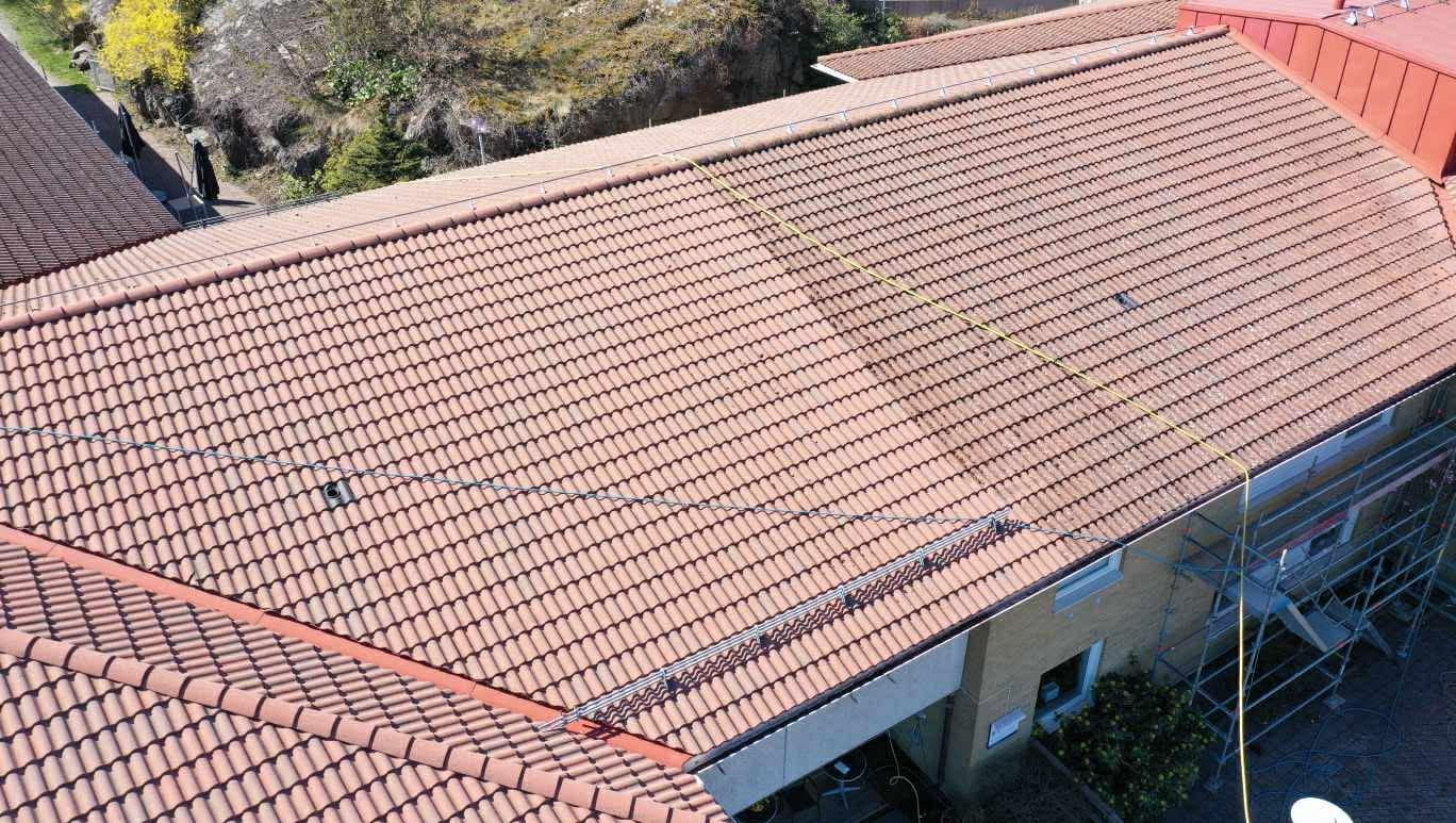 Man tvättar taket på bilden