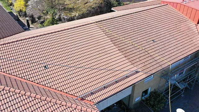 Man tvättar taket på bilden