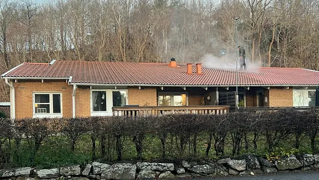 Man står i bilden och tvättar tak