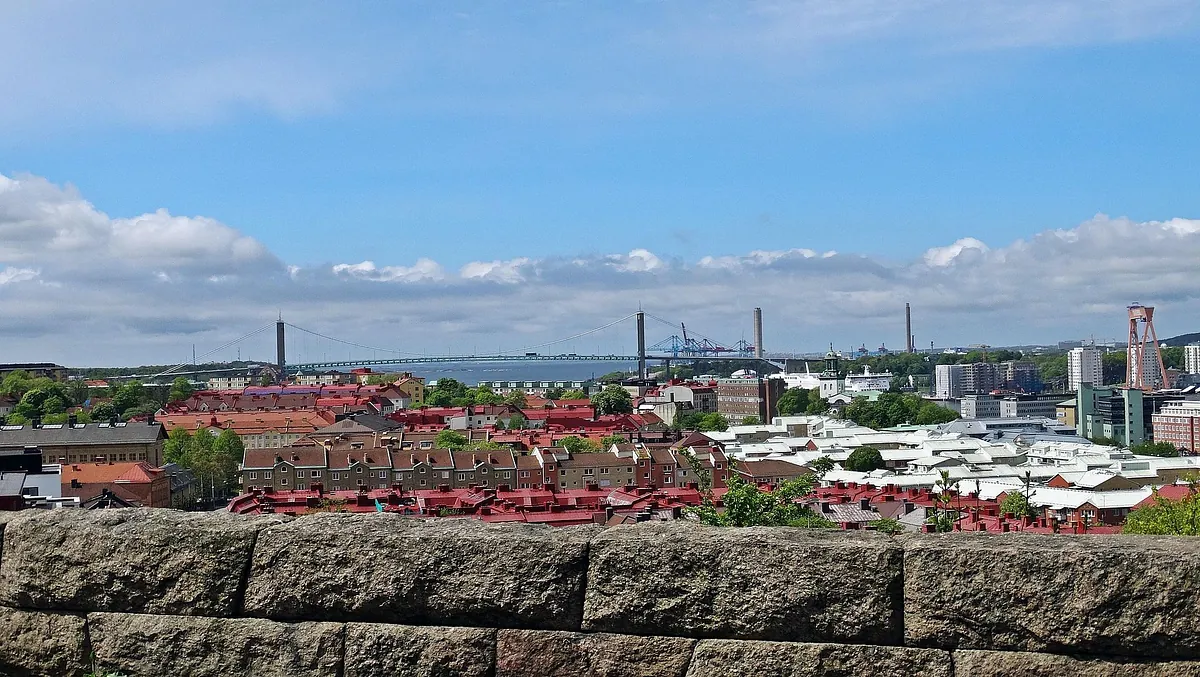 Utsikt över tak och fastigheter i göteborg, med havet i bakgrunden