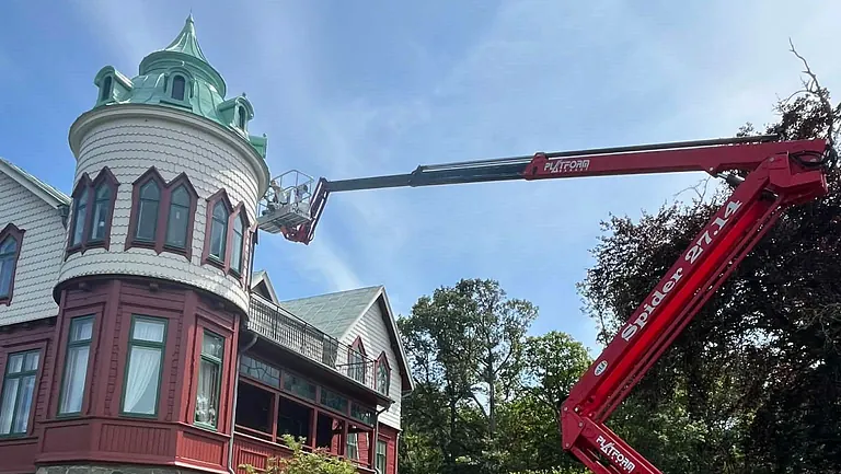 Fasad tvättas med lift på stor villa